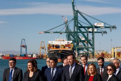 Desde la derecha, en primer término, Mar Chao, presidenta de la Autoridad Portuaria; Pilar Bernabé, delegada del Gobierno en Valencia; Óscar Puente, ministro de Transportes; Carlos Mazón, presidente de la Generalitat valenciana, y María José Catalá, alcaldesa de Valencia, este jueves en el Puerto de Valencia.
