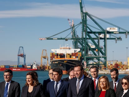 El ministro de Transportes, Óscar Puente, el president de la Generalitat, Carlos Mazón (3º i), la delegada del Gobierno, Pilar Bernabé (2ª d), la alcaldesa de Valencia, María José Catalá (2ª i), y la presidenta de la Autoridad Portuaria, Mar Chao (d), durante su visita, el pasado jueves, al Puerto de Valencia.