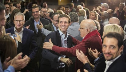 Pablo Casado, felicitat per militants del PP aquest diumenge a Barcelona.