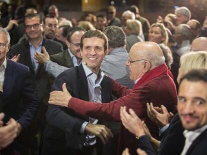 Pablo Casado, felicitat per militants del PP aquest diumenge a Barcelona.