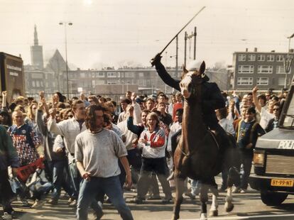 ‘Hooligans’ de Feyenoord y Ayax, a tortas con la policía en 1991.