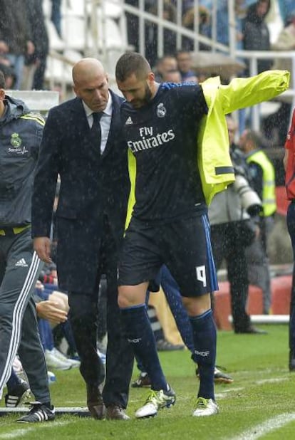 Benzema abandona el campo del Rayo tras lesionarse.