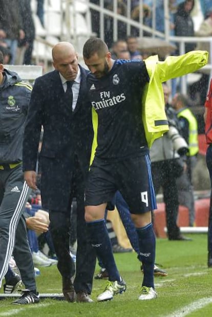 Benzema abandona el campo del Rayo tras lesionarse. 