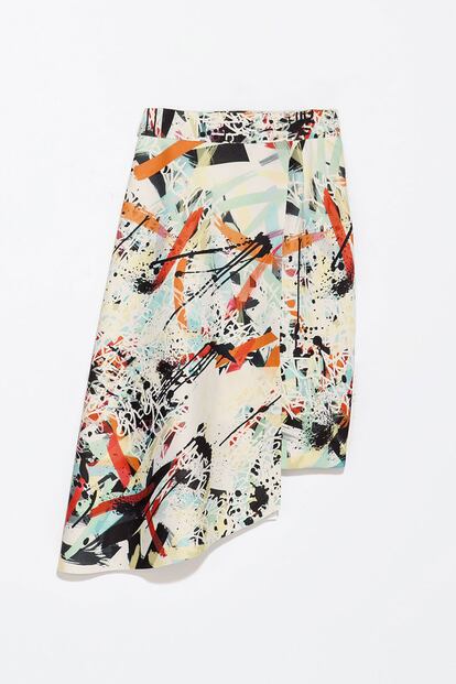 Falda asimétrica con estampado arty. Es de Zara (35,95 euros).