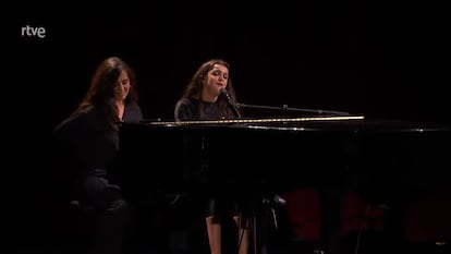 Amaia y Silvia Pérez Cruz en su actuación durante los premios de la Academia de la Música 2025.