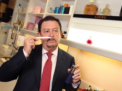 El perfumista Emilio Valeros oliendo una esencia en el laboratorio donde trabaja.