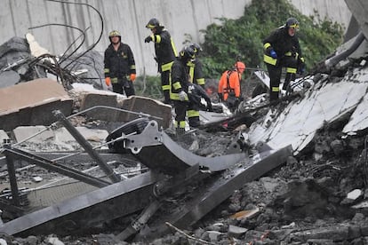 Miembros de los servicios de emergencia trabajan entre los escombros.