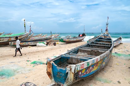 Cayucos en una playa de Fas Boye, este jueves en Senegal.