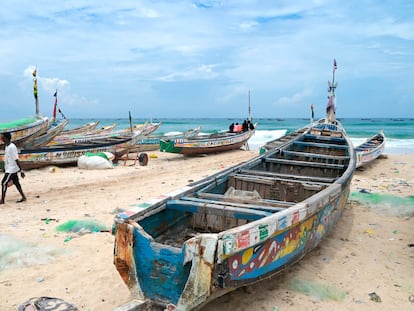 Cayucos en una playa de Fas Boye, este jueves en Senegal.