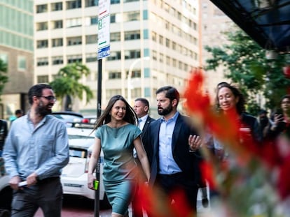 Karamanos camina en Nueva York con su pareja, el presidente chileno Gabriel Boric, en el marco de la 77 Asamblea general de la ONU.