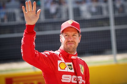 El piloto alemán Sebastian Vettel ha anunciado este martes que abandona Ferrari. Su renuncia abre las puertas de la mítica escudería al español Carlos Sáinz, uno de los mejor colocados para coger ese volante tras su buena temporada.