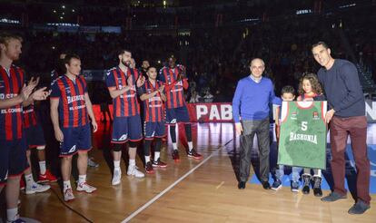 Homenaje a Pablo Prigioni en los prolegómenos del partido de Vitoria.