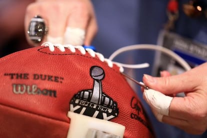 Un balón Wilson, cosido en la feria NFL de Phoenix.