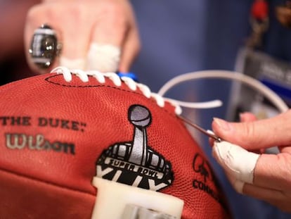 Un balón Wilson, cosido en la feria NFL de Phoenix.