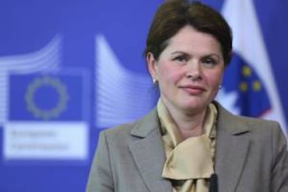 La primera ministra de Eslovenia, Alenka Bratusek comparece en rueda de prensa tras la celebración de una reunión mantenida con el presidente de la Comisión Europea (CE), José Manuel Durao Barroso, en la sede de la Comisión Europea en Bruselas, Bélgica. EFE/Archivo