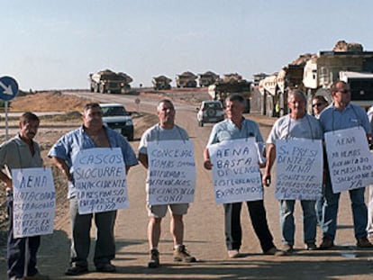 Un grupo de afectados por las obras de ampliación de Barajas protesta cortando el tráfico de maquinaria de las obras.
