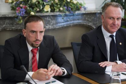 Ribéry, acompañado de el presidente del Bayerm, Karl-Heinz Rummenigge, espera la decisión del TAS.