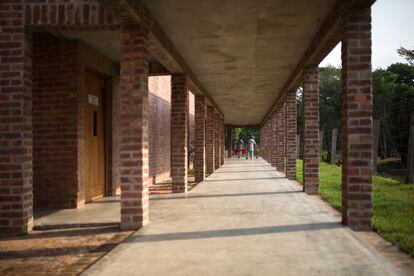 El hospital ha sido construido con ladrillos y madera de caoba de la zona. El pavimento, de cemento, cuenta con guijarros también procedentes de las inmediaciones.