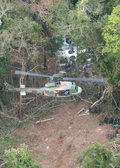 Helicópteros del ejército brasileño trabajan en las labores de recuperación de los cadáveres.