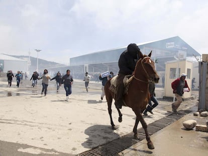 Un asaltante sale cabalgando de uno de los supermercados asaltados en San Carlos de Bariloche.