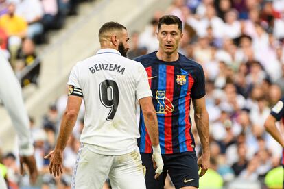 Karim Benzema y Robert Lewandowski durante un partido de la Liga entre el Real Madrid y el Barcelona, en el Santiago Bernabéu el 19 de octubre de 2022.