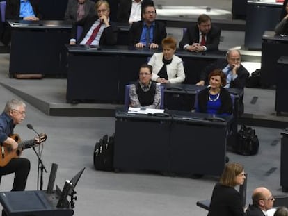 El músico proscrito por la RDA Wolf Biermann en el Parlamento alemán.