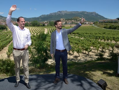 Pablo Casado y el candidato a lehendakari del PP-Cs, Carlos Iturgaiz, durante el acto electoral celebrado este domingo en Labastida.