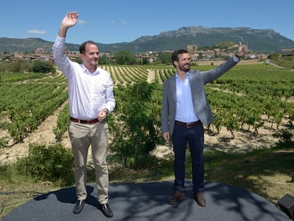 Pablo Casado y el candidato a lehendakari del PP-Cs, Carlos Iturgaiz, durante el acto electoral celebrado este domingo en Labastida.