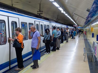 Varias personas se suben a un tren del Metro de Madrid.