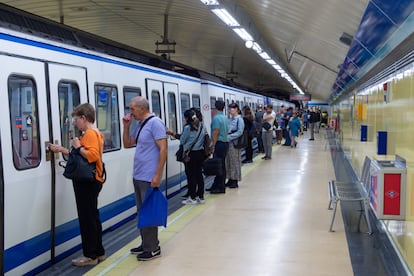 Viajeros se suben a un tren en la estación de Metro de Nueva Numancia, este miércoles. 