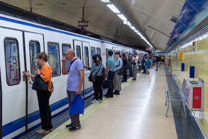 Varias personas se suben a un tren del Metro de Madrid.