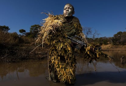 Um retrato de Petronella Chigumbura, que faz parte de um grupo guardas florestais mulheres, que perseguem caçadores furtivos no Parque Nacional de Phundundu, no Zimbábue. Akashinga ("As valentes") é uma força ranger estabelecida como um modelo alternativo de conservação. Seu objetivo é trabalhar com as populações locais, e não contra elas, pelos benefícios de longo prazo de suas comunidades e do meio ambiente. Akashinga inclui mulheres de regiões desfavorecidas, que são capacitadas para se beneficiar diretamente da preservação da vida selvagem.