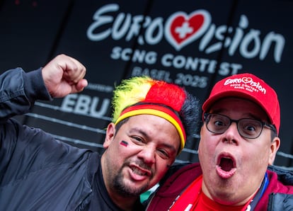 Seguidores alemanes del festival en el exterior del estadio en Basilea (Suiza), este sábado.