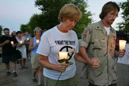 Cindy Sheehan, en primer plano, marcha junto a un veterano de Irak el miércoles ante el rancho de Bush.