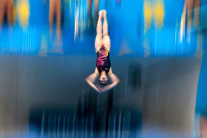Una atleta practica el salto de trampolín en el Centro Acuático de Londres.