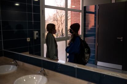 Dos alumnas, en los baños del instituto.