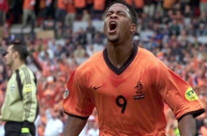 Patrick Kluivert celebra un gol en la Eurocopa de 2000.