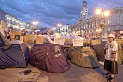 La acampada en el centro de Madrid, con la sede del Gobierno regional al fondo, en la tarde de ayer.