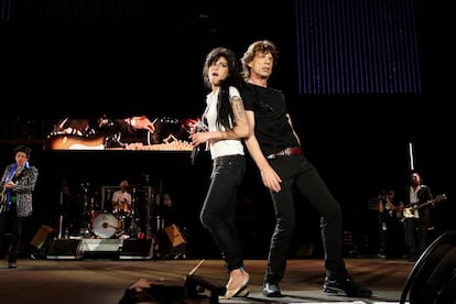 Amy Winehouse junto a Mick Jagger durante una actuación en el último día del festival Wight 2007, en Newport, Rhode Island (EE UU), el 10 de junio de 2007.