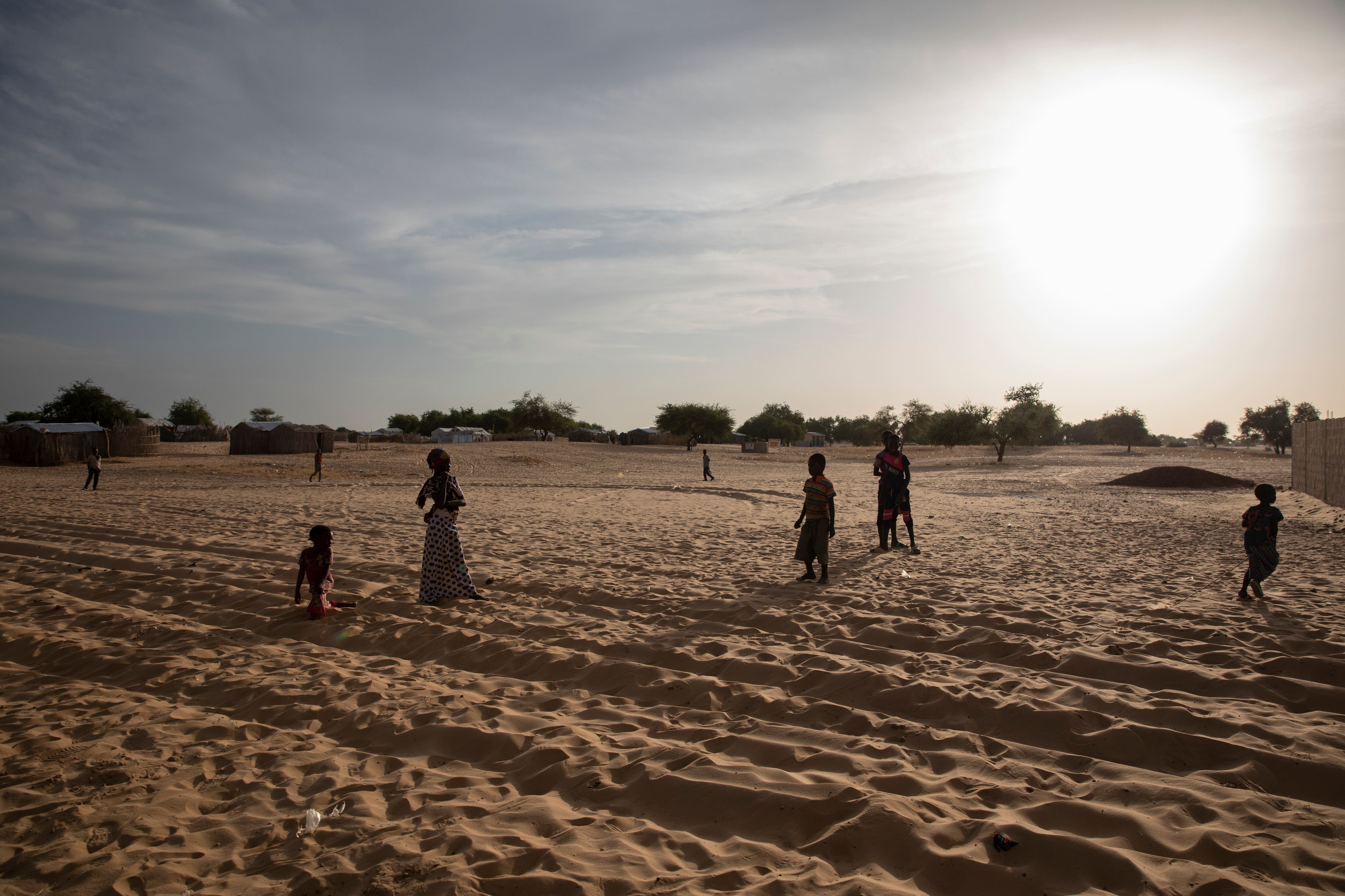 Unos niños residentes en el campo de refugiados de Dar es Salam juegan a última hora de la tarde. Como ellos, alrededor de un millón de personas depende de la ayuda humanitaria para sobrevivir. 