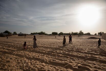 Unos niños residentes en el campo de refugiados de Dar es Salam juegan a última hora de la tarde. Como ellos, alrededor de un millón de personas depende de la ayuda humanitaria para sobrevivir.