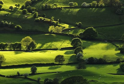 El sol crea un juego de luces y sombras en el valle de Lyth, en el Distrito de Los Lagos, al noroeste de Inglaterra.