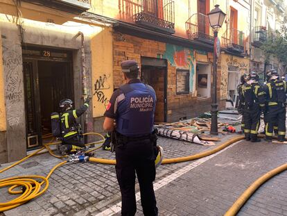 Bomberos y policía, en el lugar del suceso, el número 28 de la calle de San Vicente Ferrer.