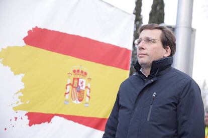 El alcalde de Madrid el pasado 31 de enero, durante el izado de la enseña, de 14 metros de mástil, en Carabanchel.