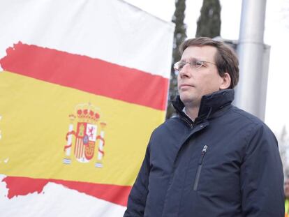 El alcalde de Madrid el pasado 31 de enero, durante el izado de la  enseña, de 14 metros de mástil, en Carabanchel.