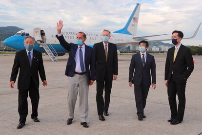 El secretario de Salud de Estados Unidos, segundo por la izquierda, saluda a su llegada a Taipéi, este domingo.