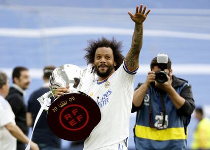 Marcelo sostiene el trofeo de Liga tras el partido. 