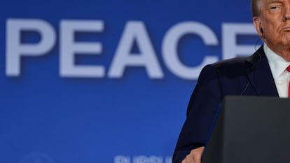El presidente estadounidense, Donald Trump, sigue la conferencia de prensa tras la reunión en privado.