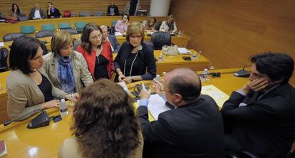 Las portavoces de los grupos hablan con el presidente de la comisi&oacute;n, Alejandro Font de Mora.