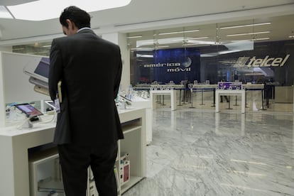 Un cliente en el centro de atención Telcel en Ciudad de México.